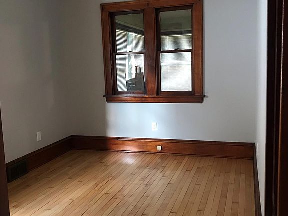 5th image of 895 21st Ave SE