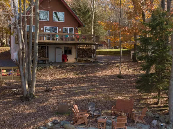 1235 Arrowhead Dr, Pocono Lake, PA 18347