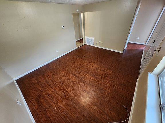 3rd image of 932 N Linda Ave