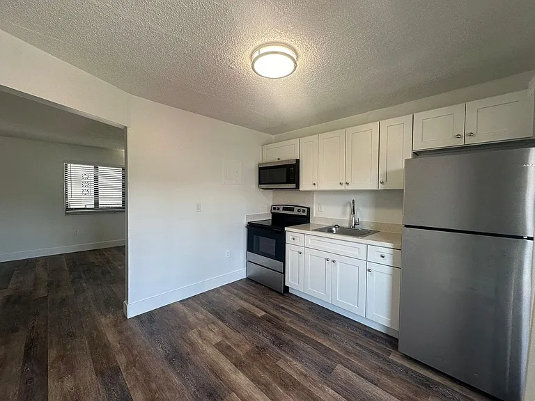 529 SW 4th St — Photo 10