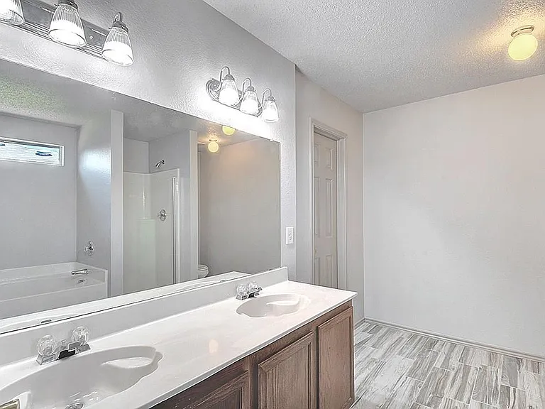 3327 Andalusian Dr — Photo 2
