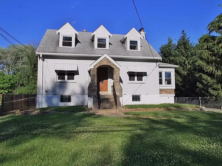 4 bed, 1.5 bath, 1500 sqft, $1,900 — Photo 1
