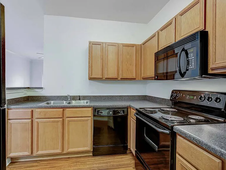 Ethan Pointe Apartments — Photo 25