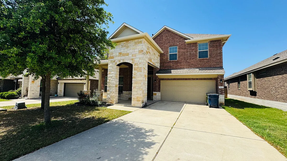 Building Photo - 2437 Merton Dr
