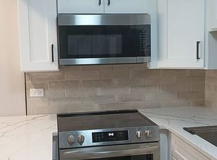 33 Montego Colony APT 5, Fox Lake, IL 60020