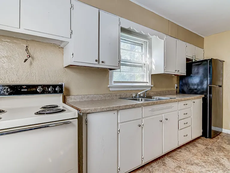 759 E Lawrence St — Photo 12