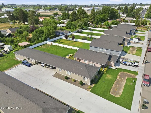 624 E 4th St, Grandview, WA 98930