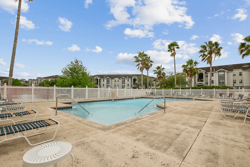 Waterford Pointe Apartments — Photo 3