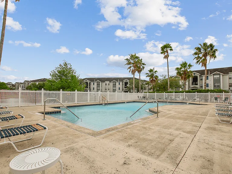 Waterford Pointe Apartments — Photo 3