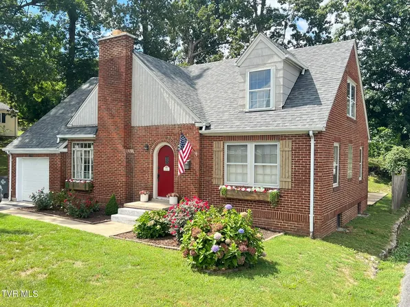 2116 Fort Henry Dr, Kingsport, TN 37664