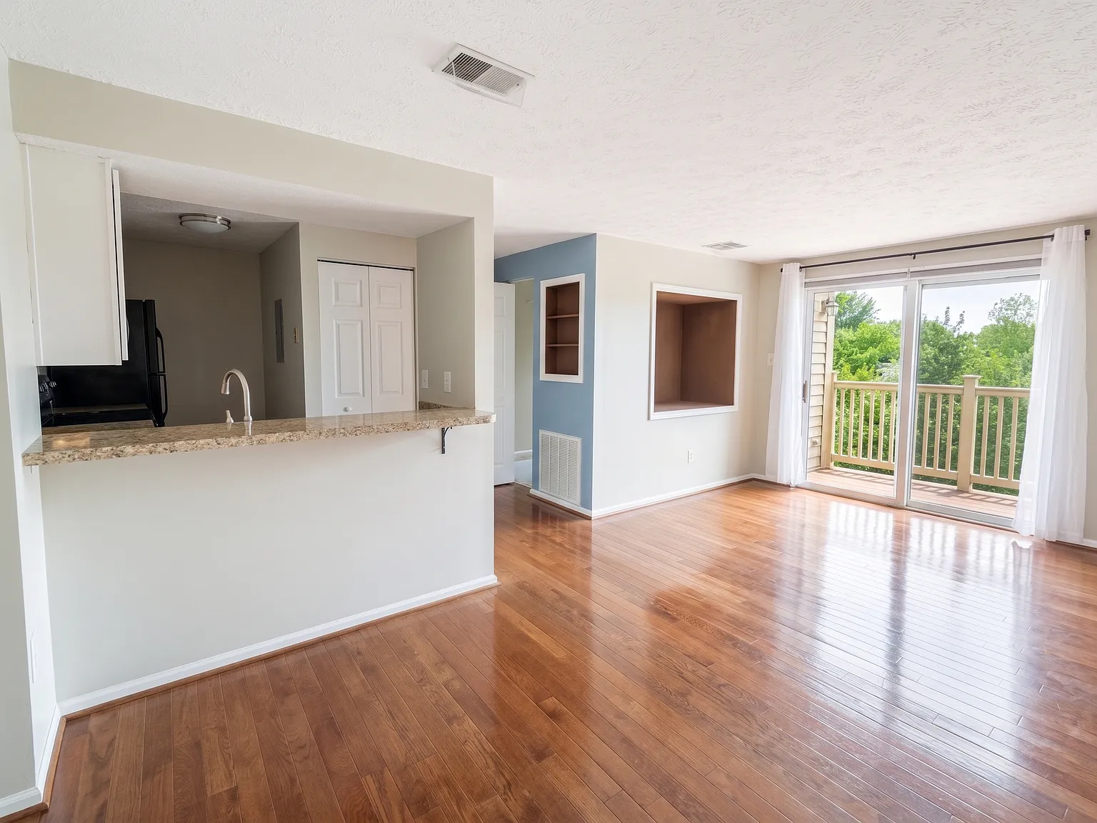 823 Stratford Way - Apt K — Photo 2