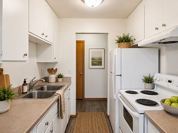 4th image of 476 75th Ave NE APT 9