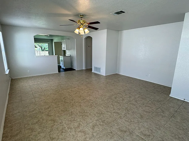 1404 Carriage Hills Trl — Photo 2