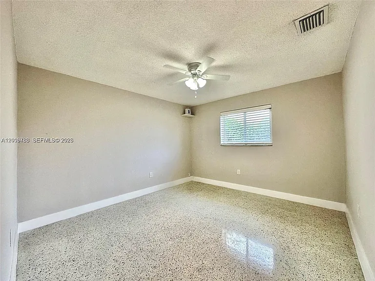 10303 NW 35th Pl — Photo 11