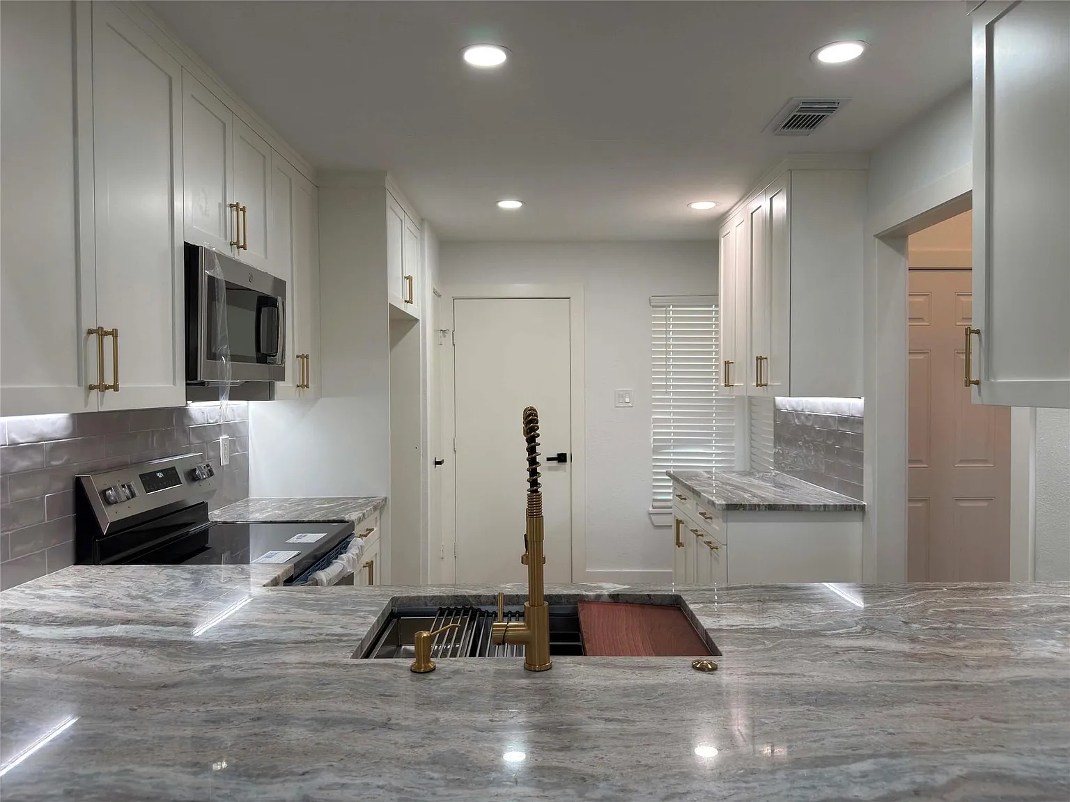 3 bed, 2.0 bath, 1406 sqft, $2,400 — Photo 2