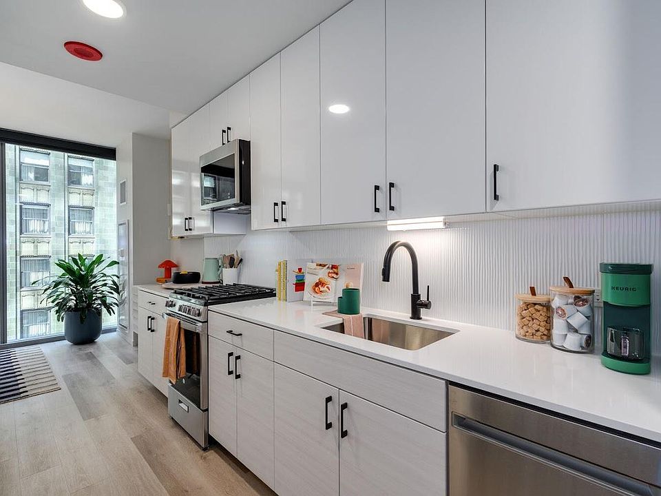 1st image of 8 E Randolph St Unit 2101