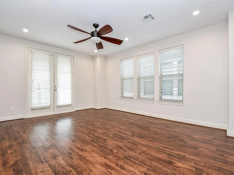709 Delano St — Photo 38