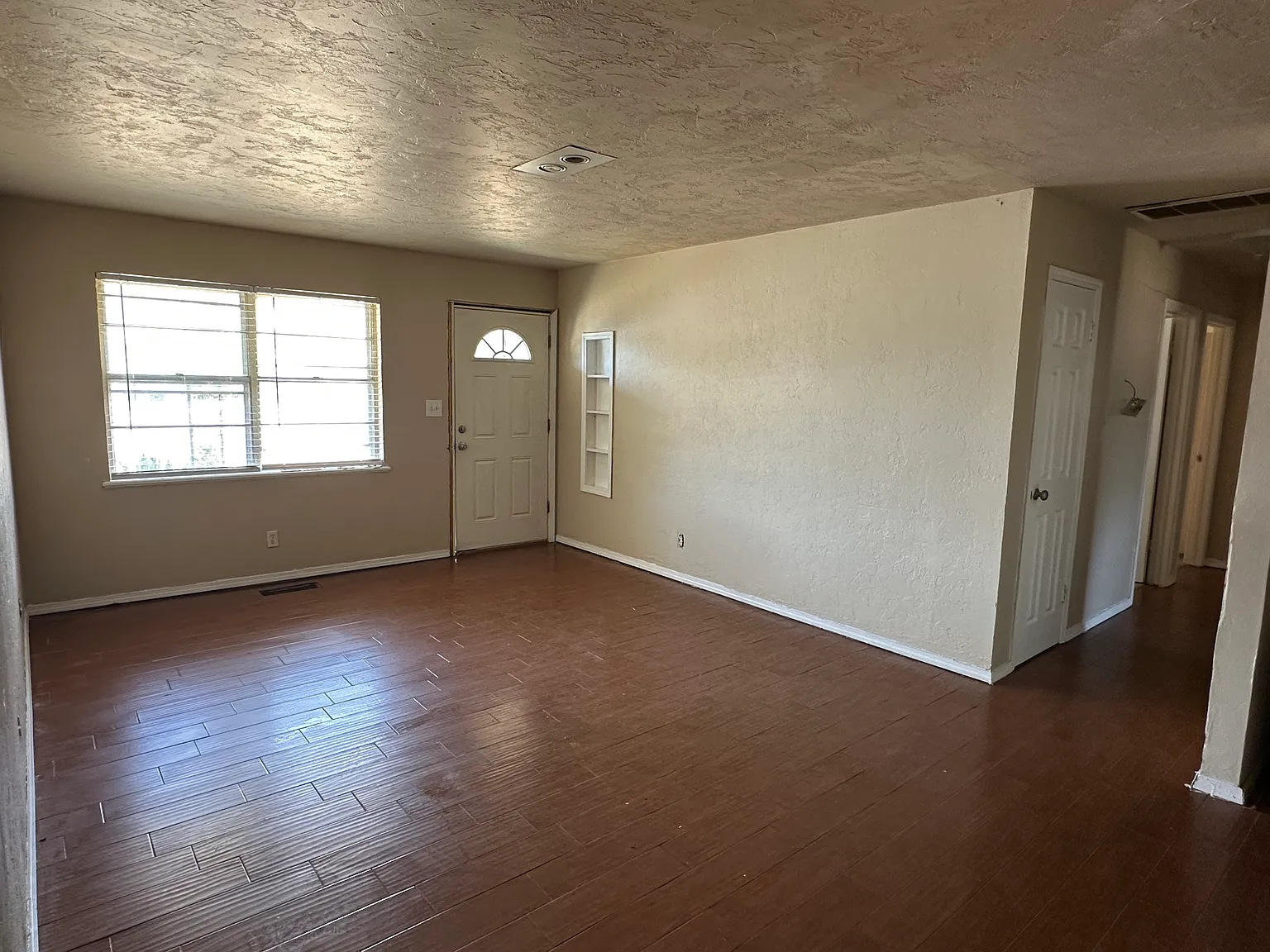 3 bed, 1.5 bath, 1281 sqft, $1,350 — Photo 4