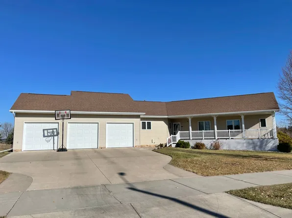 812 13th Ave NE, Devils Lake, ND 58301