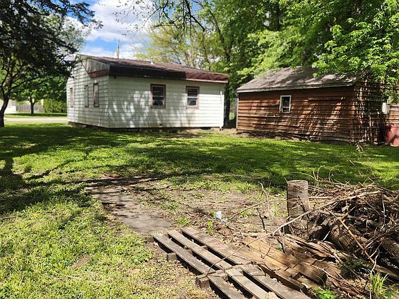 5th image of 122 Doyle Ave