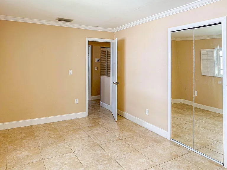 633 NE 2nd Ave #15 — Photo 5