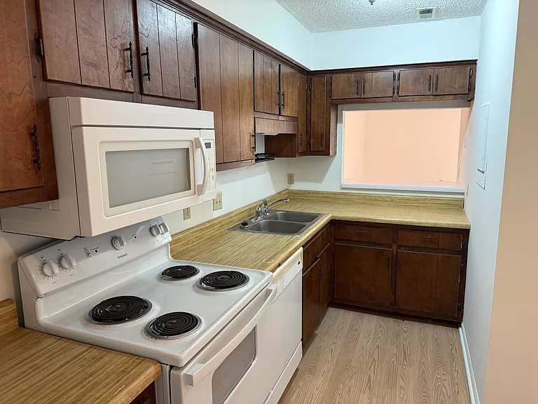 300 Lee Driveunit #B — Photo 9
