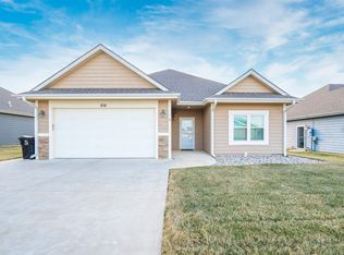 616 Prairie Ln, Salina, KS 67401
