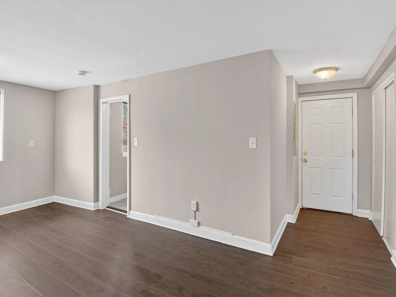 3 bed, 1.0 bath, 900 sqft, $1,900 — Photo 1