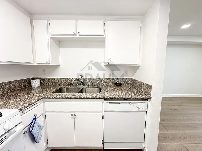 5245 RIVERTON AVE. — Photo 7