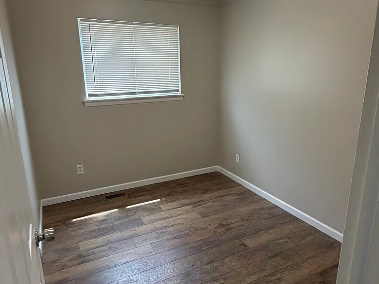 32200 Linderman Ave — Photo 8