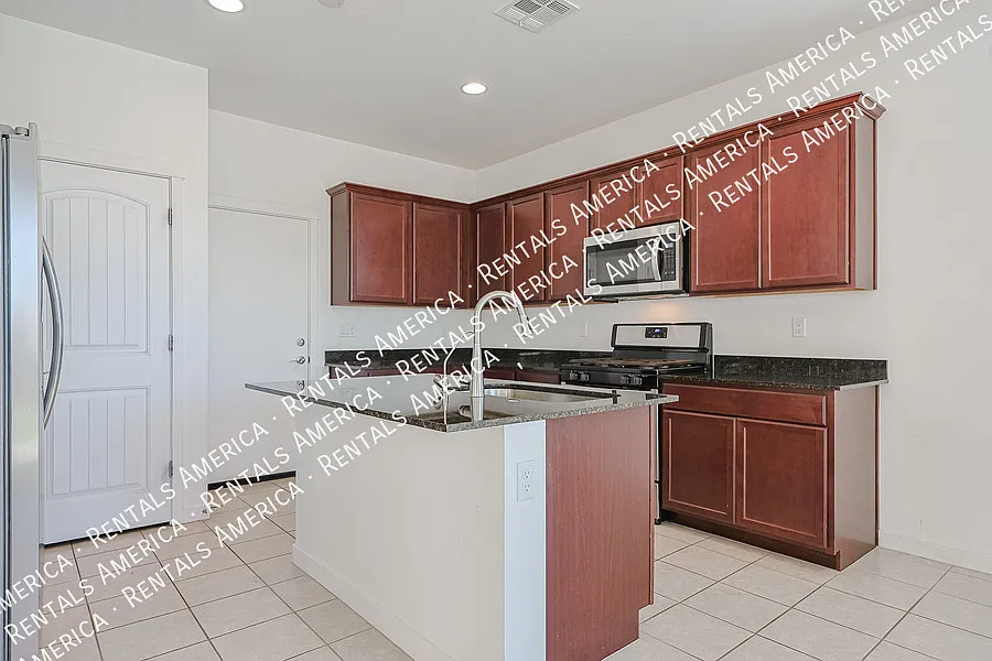 Move In Special 4 Bedroom 2.5 Bath In Glendale — Photo 4