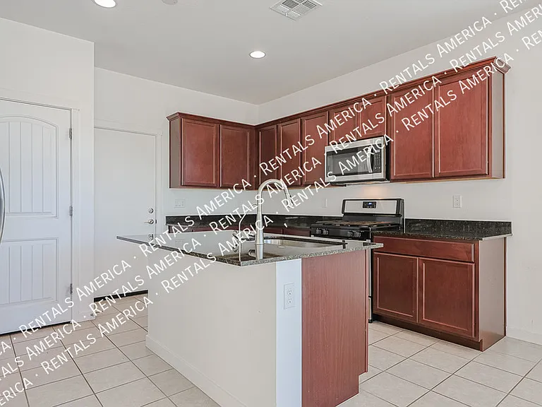 6038 W Hartford Ct — Photo 4