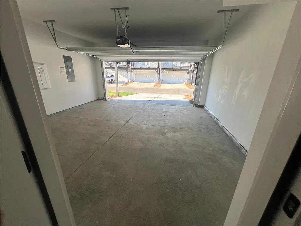 3 bed, 4.0 bath, 1985 sqft, $2,400 — Photo 4