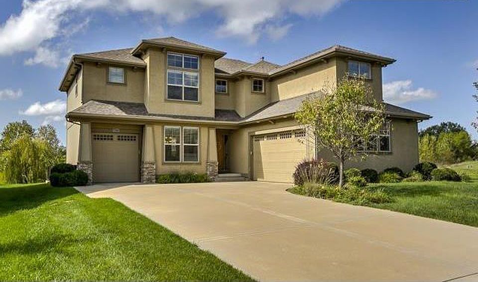 Spacious 3 Car Garage