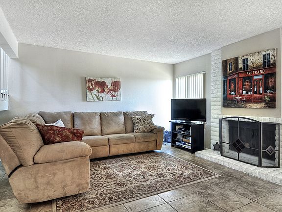 Nice living room w/fireplace