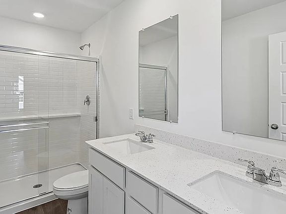 5th image of 905 Briar Glen Ct