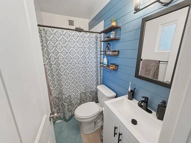 Primary bathroom/en suite