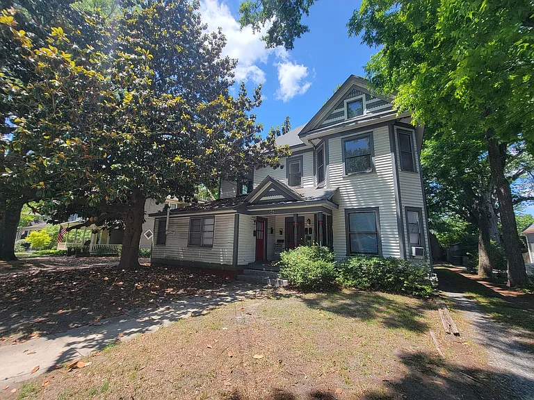 669 Percy St — Photo 1