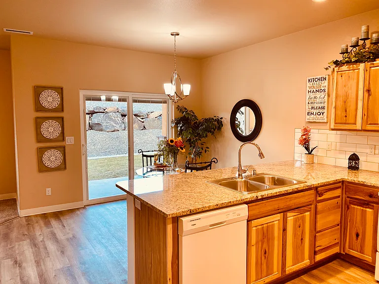 Rosencrans Apartment Homes — Photo 5