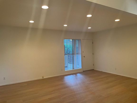 5th image of 11147 Huston St APT 9