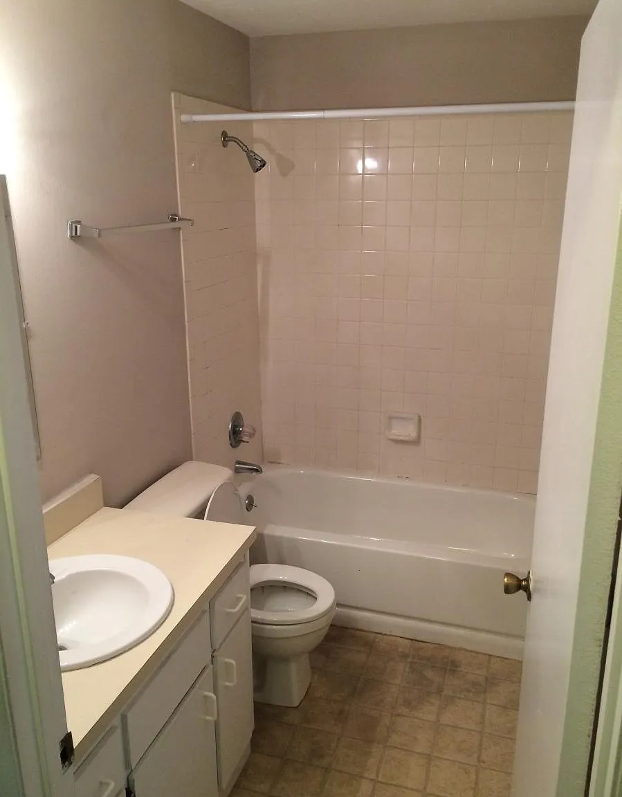 2 bed, 917 sqft, $1,300 — Photo 1