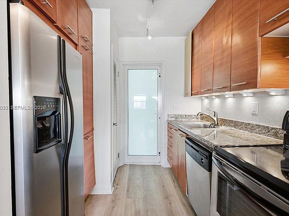 3rd image of 3250 NE 28th St APT 806