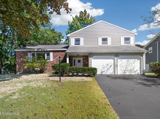 8 Kim Dr, Loudonville, NY 12211
