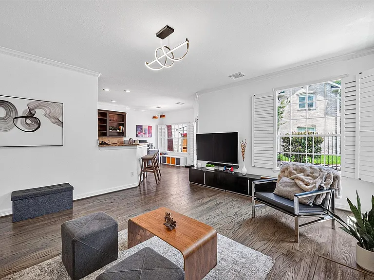 1015 Enclave Sq S — Photo 12