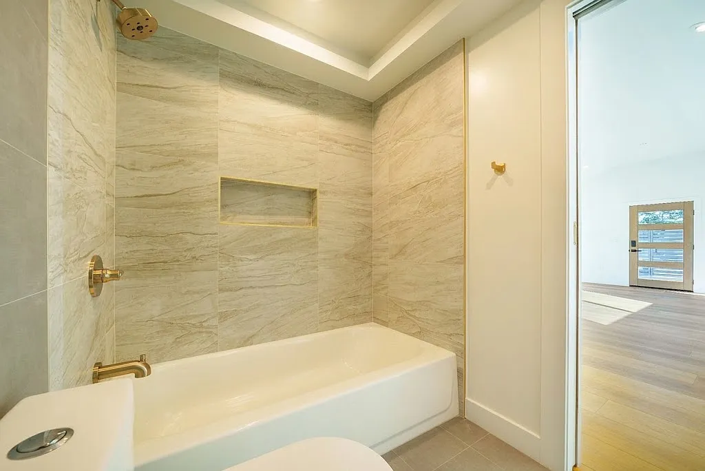 4 bed, 2400 sqft, $6,295 — Photo 4