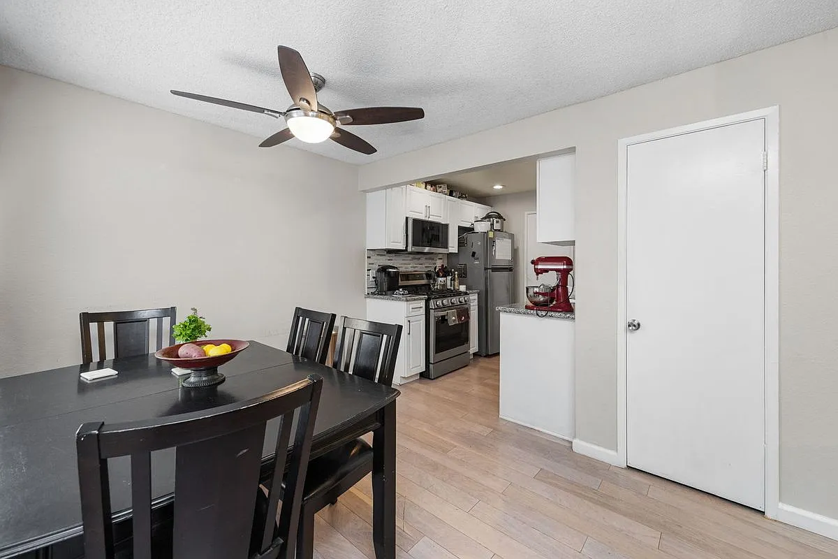 2 bed, 2.0 bath, 1095 sqft, $2,700 — Photo 3
