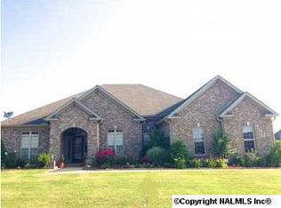 7575 Crestridge Dr, Owens Cross Roads, AL 35763