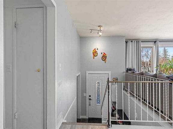 3rd image of 436 W Queen Charlotte Rd SE