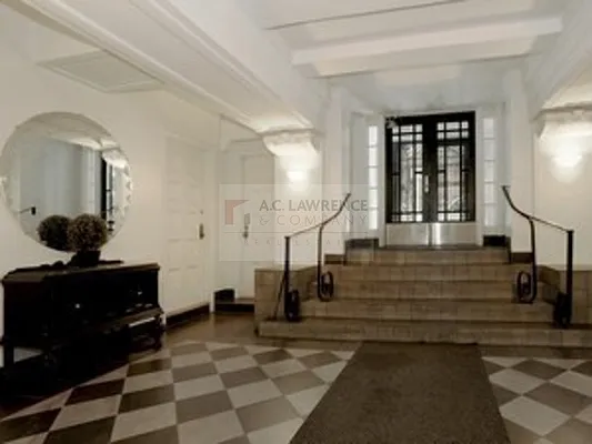 Sold by Aclawrence | media 7