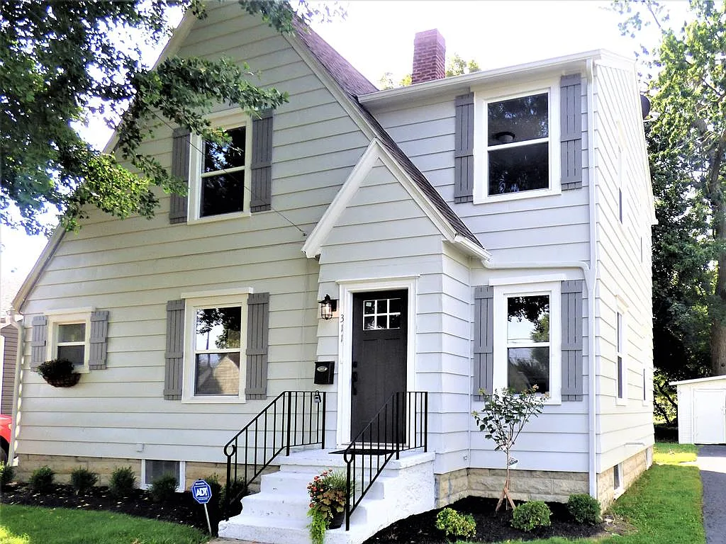 311 E Walnut St photo 1